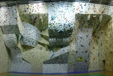 VNITŘNÍ LEZECKÁ STĚNA